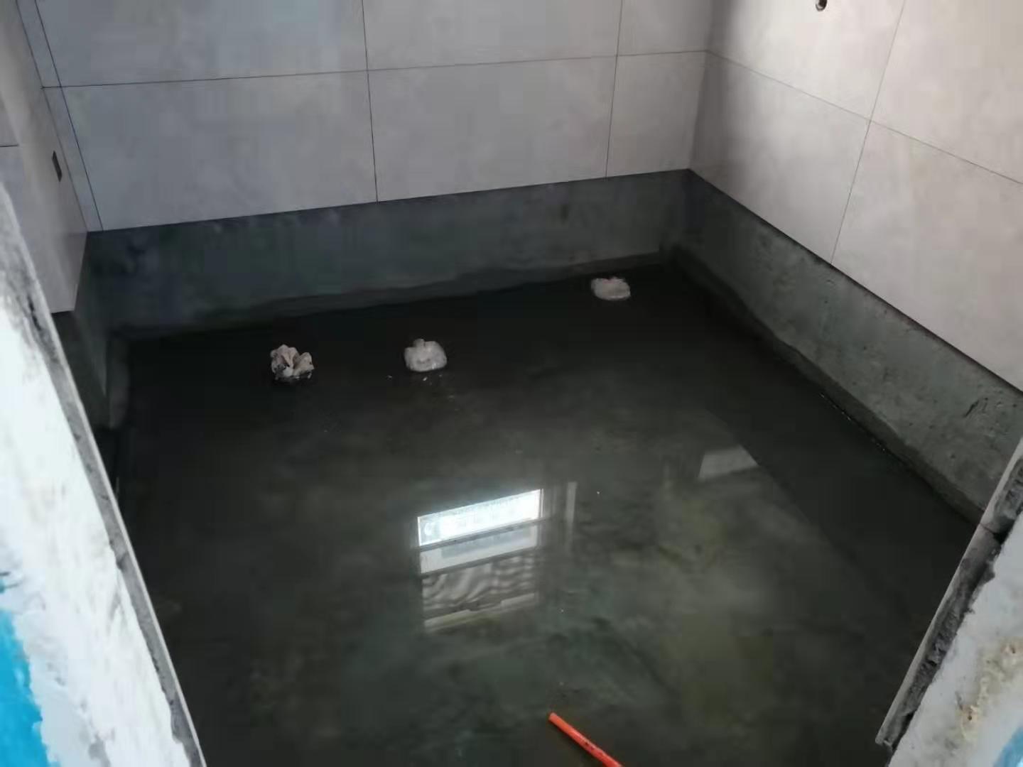 正在正施工。衛(wèi)生間做閉水實(shí)驗(yàn) (4)